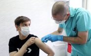 Adolescente recibiendo una vacuna