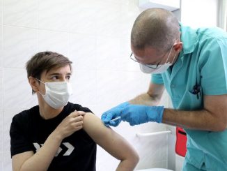 Adolescente recibiendo una vacuna