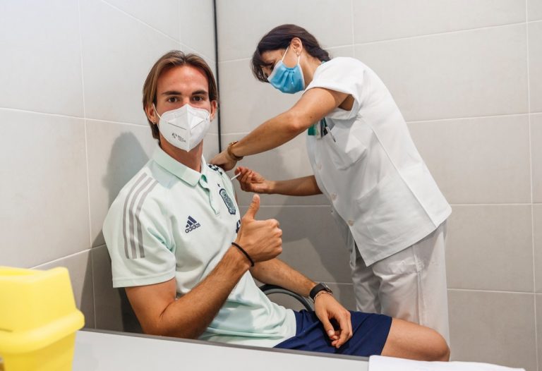 Miembro de la Selección de Fútbol recibiendo la vacuna