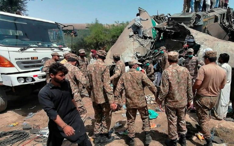 Choque de trenes en Pakistán