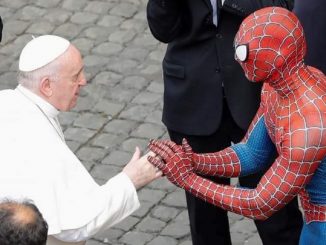 papa francisco spiderman