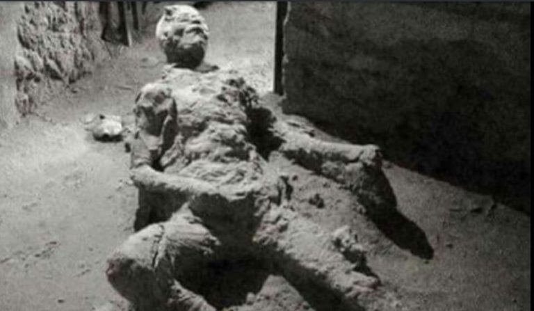 Pompeya, los "extraños" restos de un hombre carbonizado