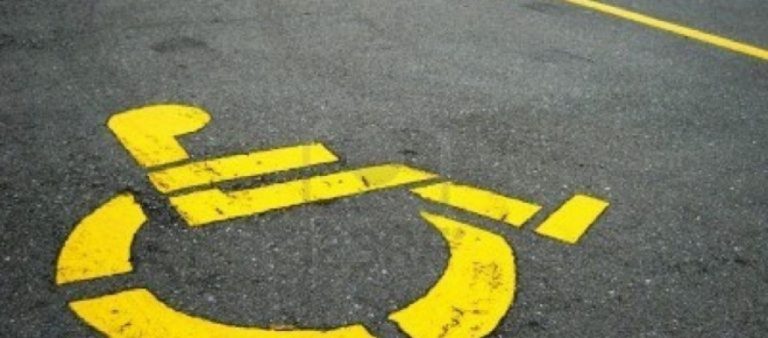 Aparcar el Ferrari en la plaza de minusválidos: 'Me importa un bledo'
