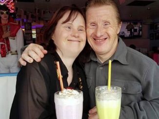 Pareja con síndrome de Down se ama con locura: llevan 22 años casados