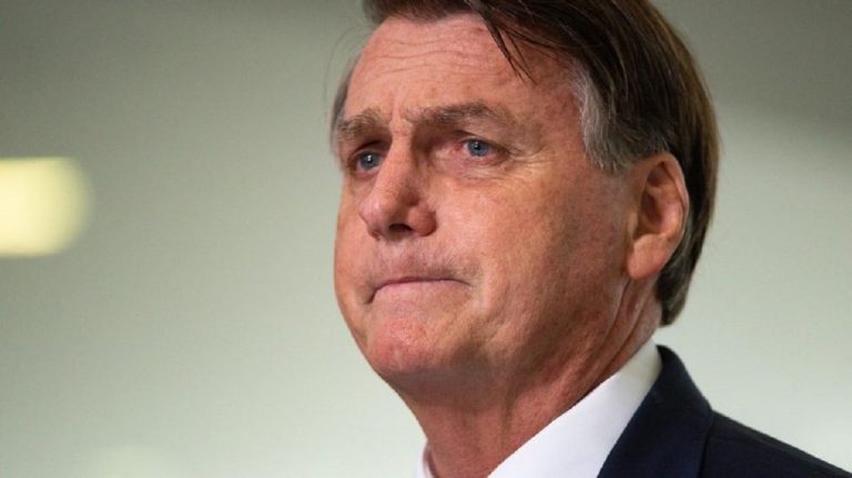 Jair Bolsonaro es hospitalizado en Brasil por hipo crónico