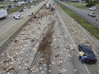 Un camión pierde su remolque: la carretera es invadida por las pizzas