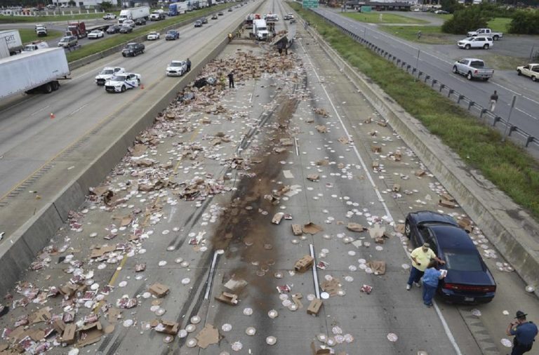 Un camión pierde su remolque: la carretera es invadida por las pizzas