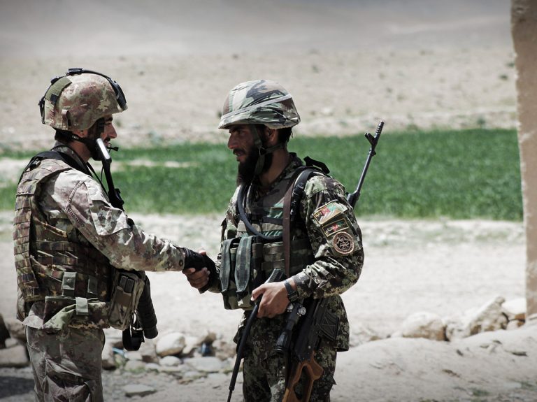 Los talibanes buscan a afganos que ayudaron a EEUU para capturarlos