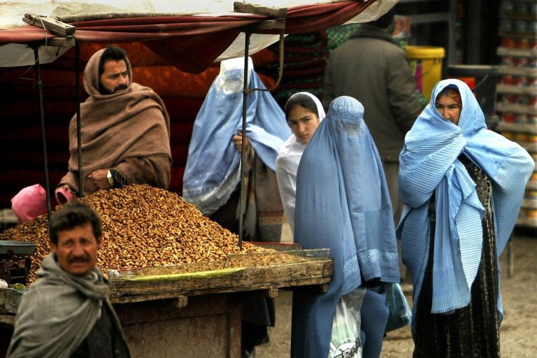 Las prohibiciones que tendrían las mujeres en Afganistán
