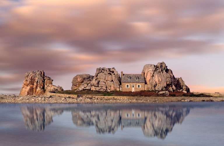 Castel Meur: una casa entre rocas en la Bretaña francesa