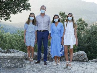 Fotografían a los reyes y a sus hijas de paseo por Mallorca