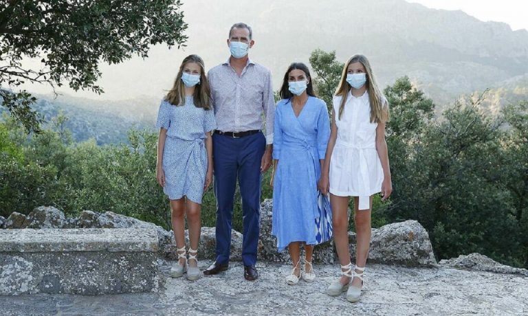 Fotografían a los reyes y a sus hijas de paseo por Mallorca