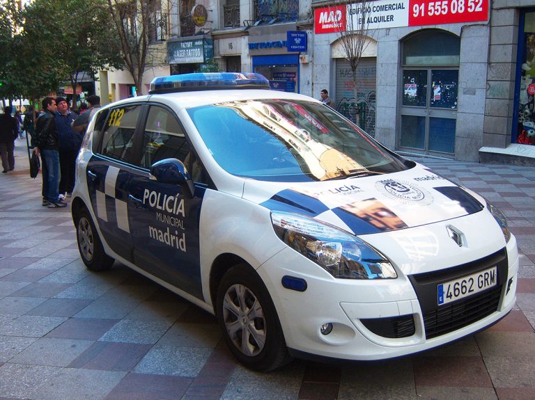 Localizan en Madrid a dos niños deambulando desnudos de madrugada