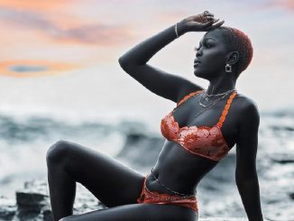 Nyakim Gatwech, la modelo conocida como la "reina de la oscuridad"