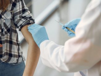 Reino Unido podría vacunar de la gripe y la covid-19 al mismo tiempo