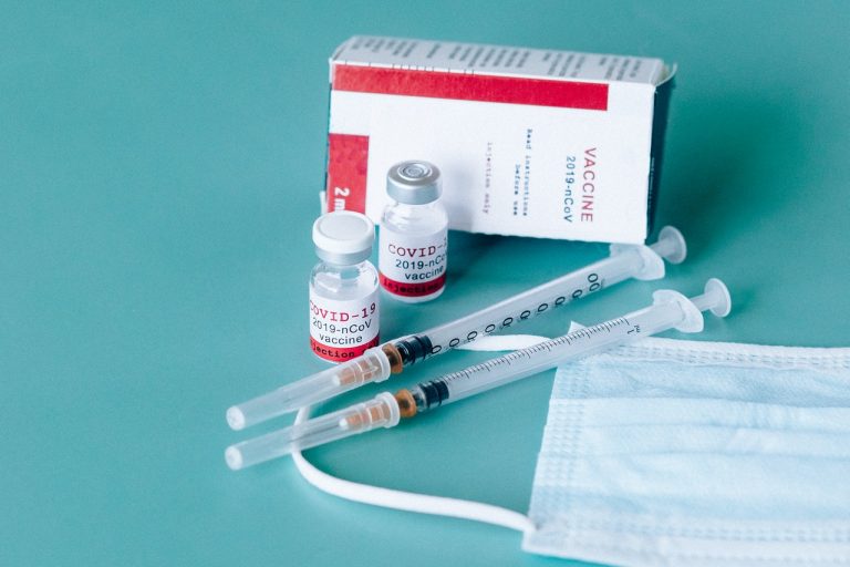 Las vacunas de Moderna fabricadas en España causaron dos muertes