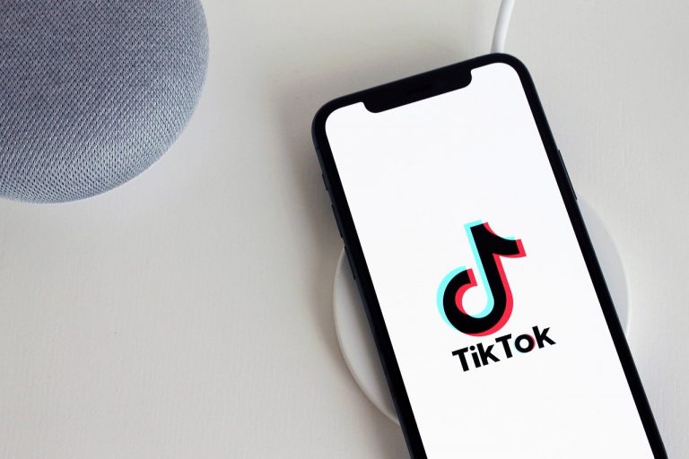 TikTok anuncia el toque de queda