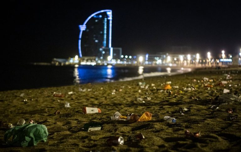 Restos de globos conteniendo droga tras un botellón en la playa