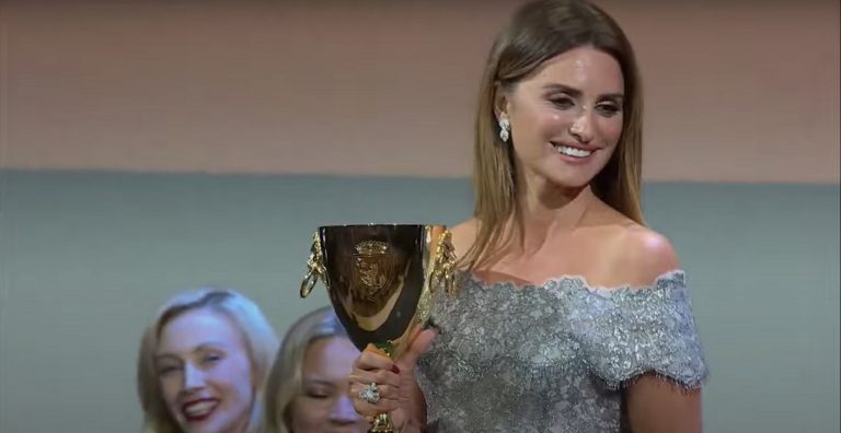 Penélope Cruz gana en el Festival de Venecia