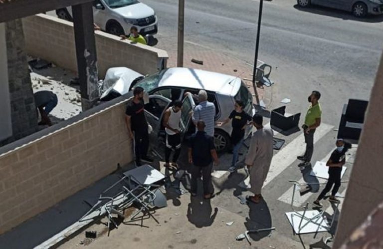 accidente-murcia-coche-arrolla-terraza