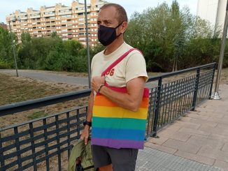 Una niña es acosada en Vitoria por llevar una bolsa LGTBI