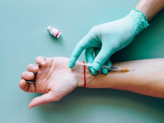 Dosis de AtraZeneca por error a vacunados con Moderna