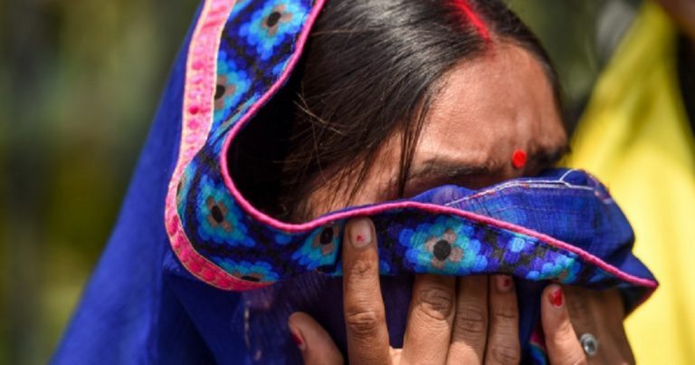 Niñas forzadas a desnudarse en India por ritual