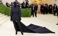 Kim Kardashian vestida de negro y con la cara tapada en Met Gala 2021