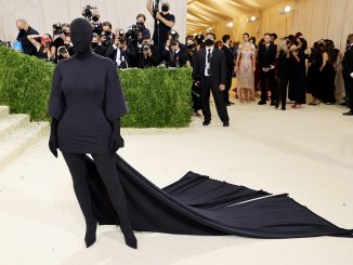 Kim Kardashian vestida de negro y con la cara tapada en Met Gala 2021