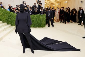 Kim Kardashian vestida de negro y con la cara tapada en Met Gala 2021