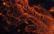 Lava volcánica en contacto con el agua del mar