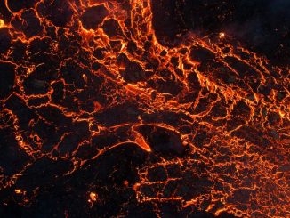 Lava volcánica en contacto con el agua del mar