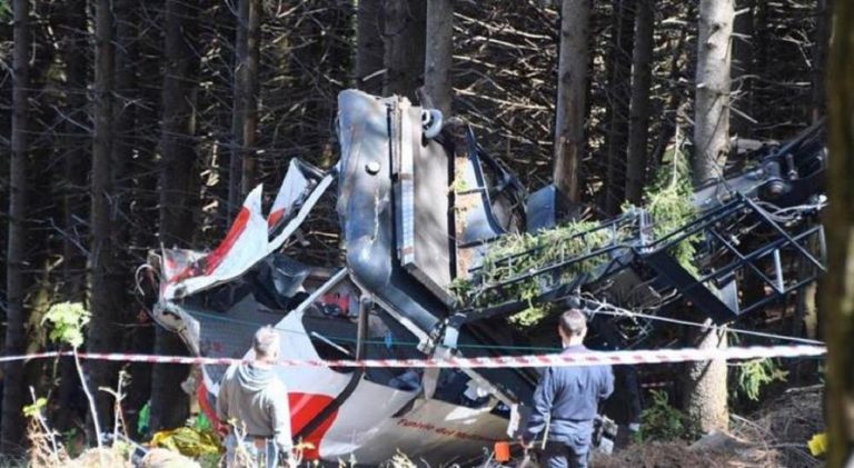 Niño sobrevive al accidente de teleférico en Italia