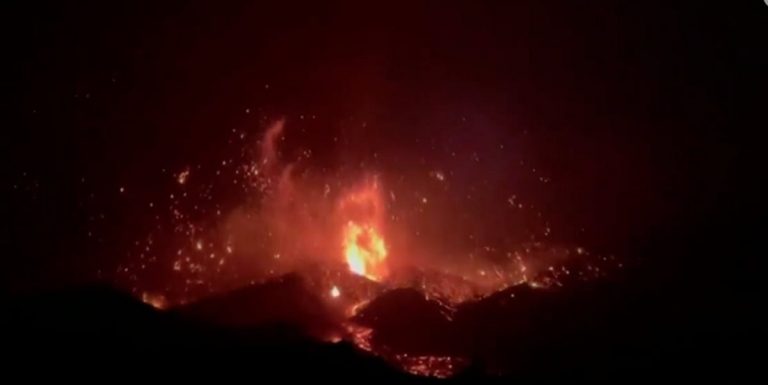 Científicos y personal de emergenciaevacuados de la cercanía del volcán de la Palma
