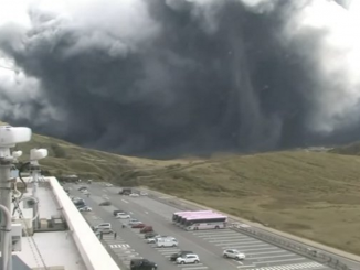 Violenta erupcióndel Monte Aso en Japón