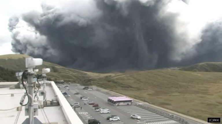 El Monte Aso en japón erupciona violentamente