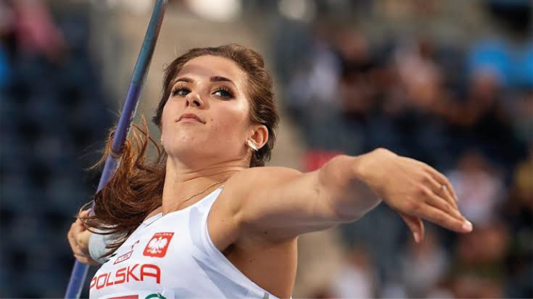 Maria Andrejczyk subasta su medalla