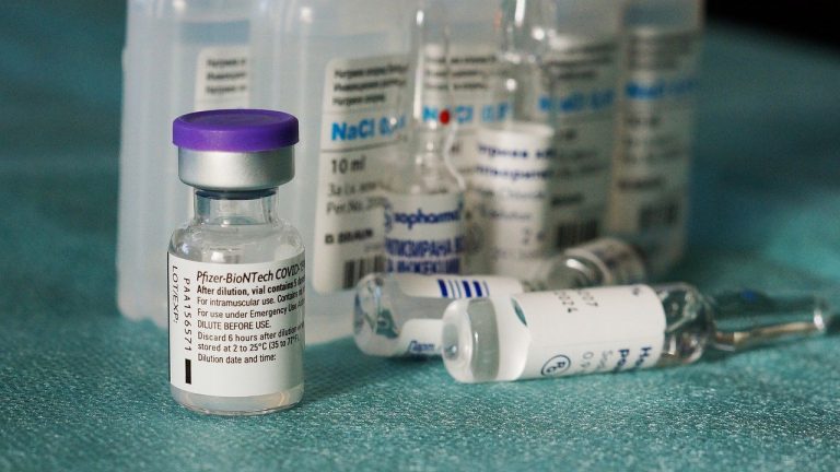 la vacuna de Pfizer pierde la mitad de su efectividad después de 6 meses de administrada
