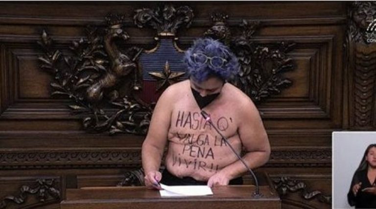 diputada-torso-desnudo-cancer-mama