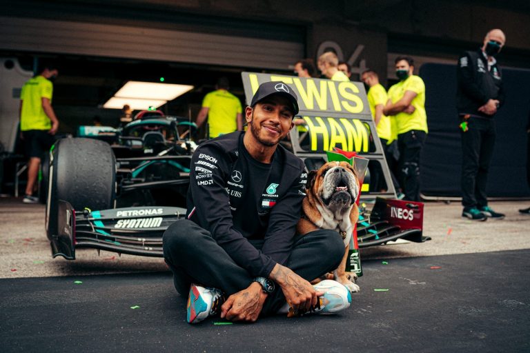 Lewis Hamilton y su perro