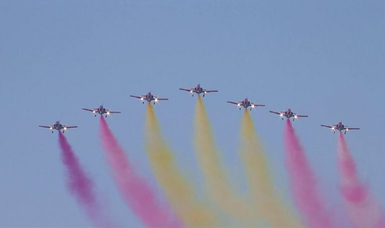 Humo morado en el desfile