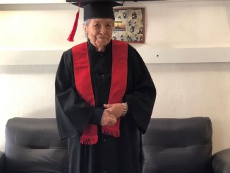 abuela 93 años universidad