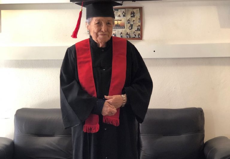 abuela 93 años universidad