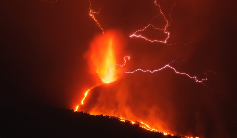 La lava del volcán de la palma