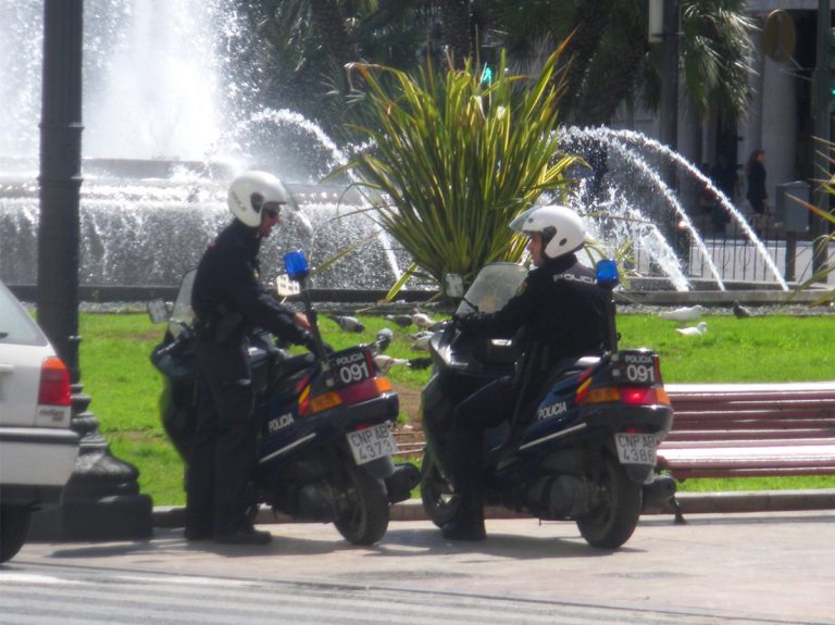 Una mujer da a luz en la calle con la ayuda de dos policías