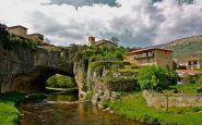 Puentedey: un pueblo sobre un puente natural creado por una roca