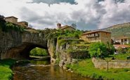 Puentedey: un pueblo sobre un puente natural creado por una roca
