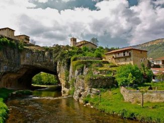 Puentedey: un pueblo sobre un puente natural creado por una roca