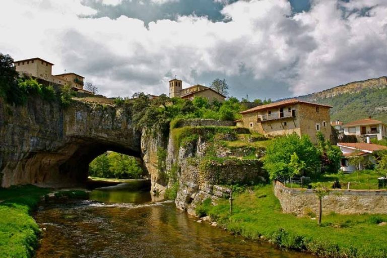 Puentedey: un pueblo sobre un puente natural creado por una roca