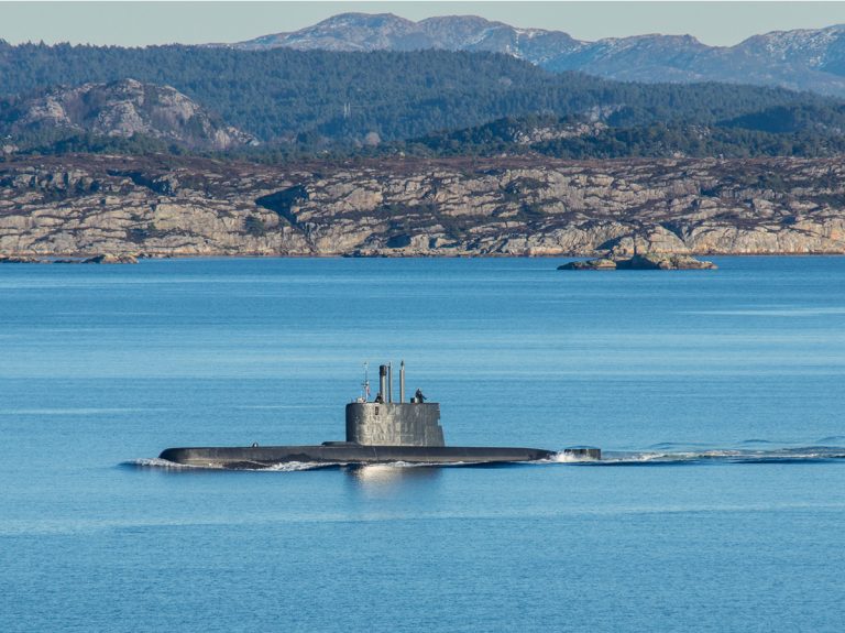 Más de una decena de heridos tras el choque de un submarino de EEUU